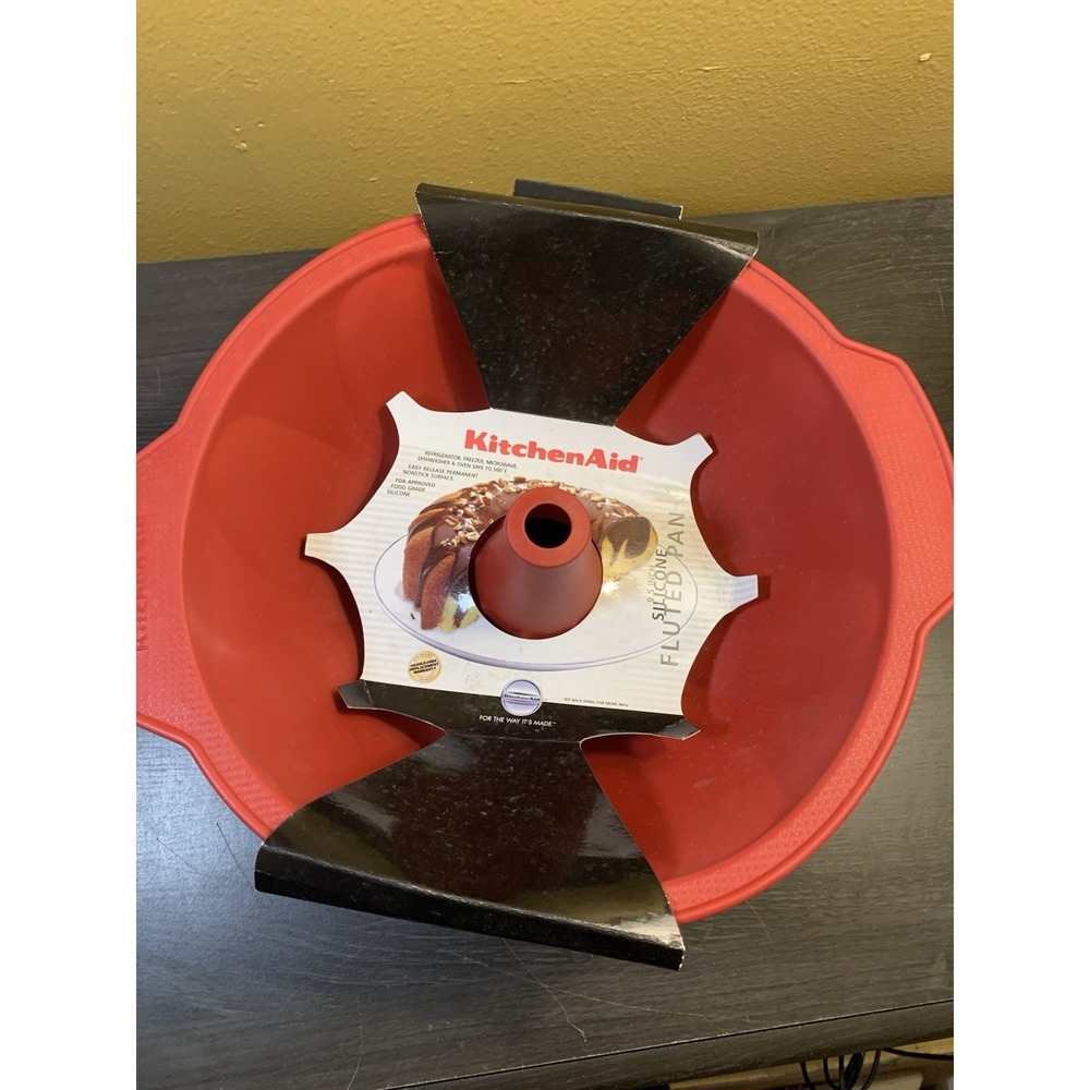 Kitchenaid Bakeware 9.5 Inch Fluted Pan Silicone